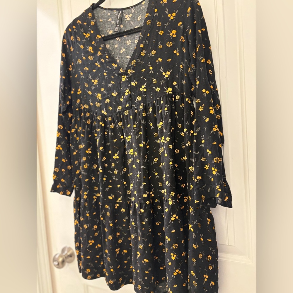 Perfect piece for Fall! Jean Pascale Floral Longsleeve V-Neck Dress | Women’s M